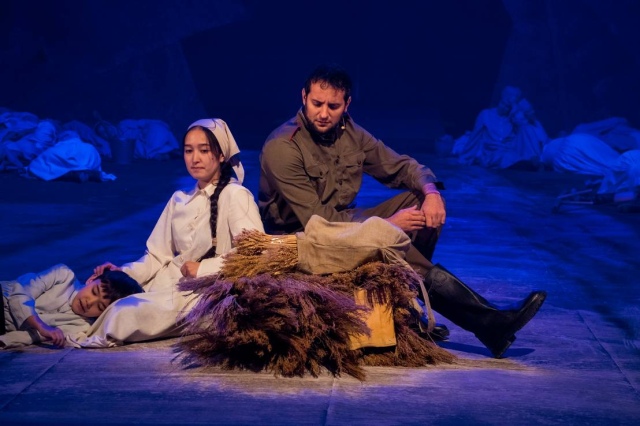 Сцена из спектакля «Айтматов»