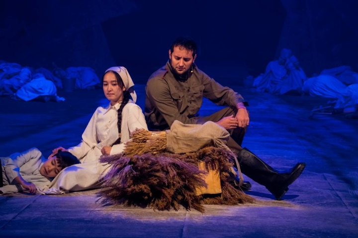 Сцена из спектакля «Айтматов» Сцена из спектакля «Айтматов»