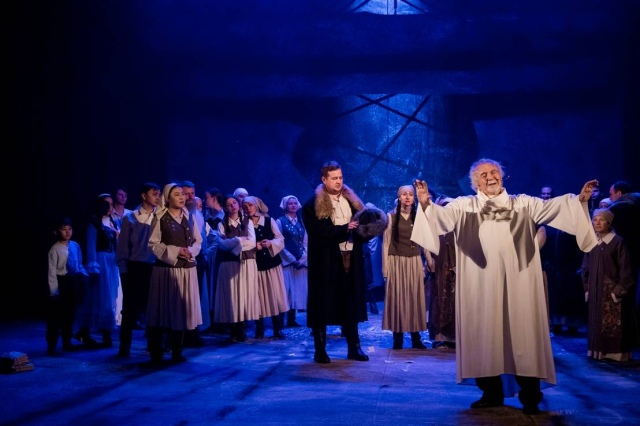 Сцена из спектакля «Айтматов»