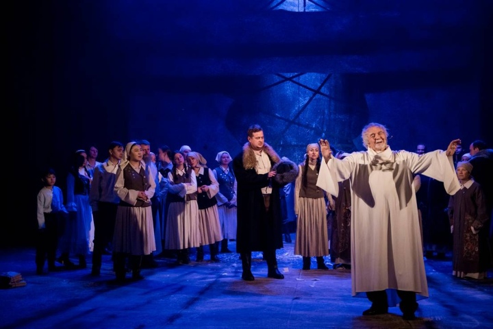 Сцена из спектакля «Айтматов» Сцена из спектакля «Айтматов»