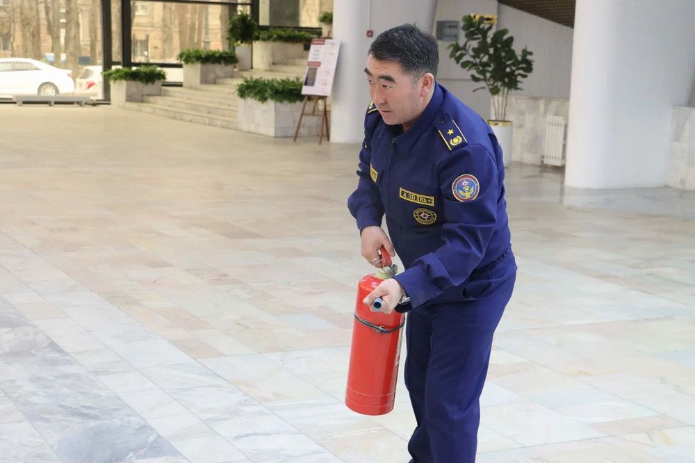 При пожаре звонить 101