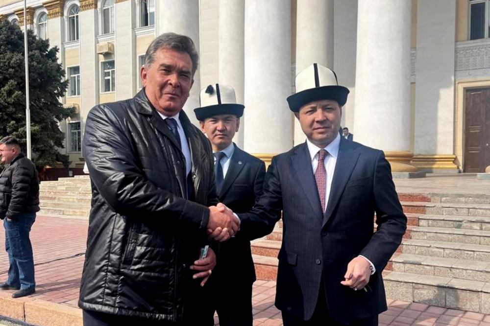 Театру подарили служебный автомобиль